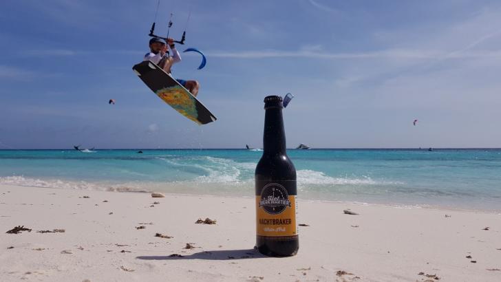 Nachtbraker bier met kitesurfers